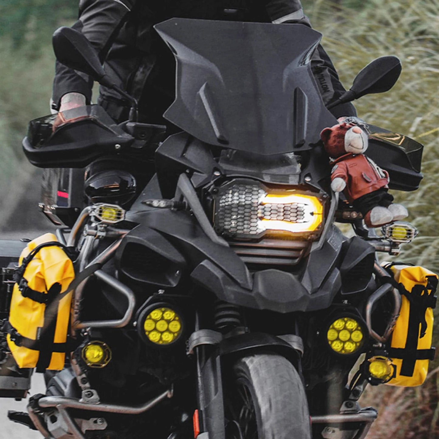 Carry essentials securely with this waterproof frame bag!
