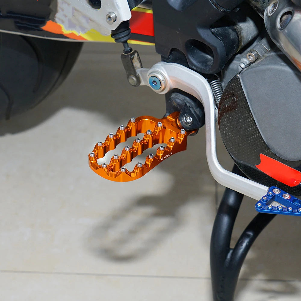Heavy-Duty Footpegs for KTM 690–1290 Adventure Supermoto