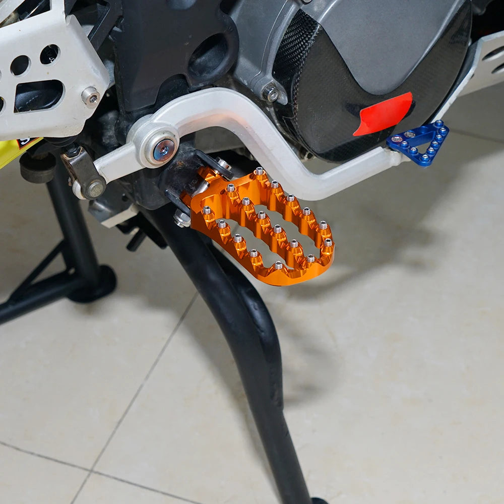Heavy-Duty Footpegs for KTM 690–1290 Adventure Supermoto