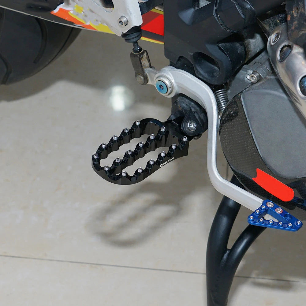 Heavy-Duty Footpegs for KTM 690–1290 Adventure Supermoto